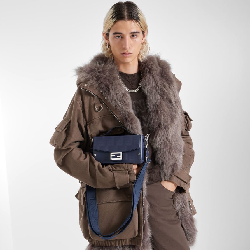 geantă moale din piele baguette albastru Fendi bărbați accesorii 86084L1800